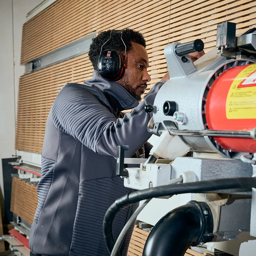 Ein Geselle in der Schreiberwerkstatt GLASL.