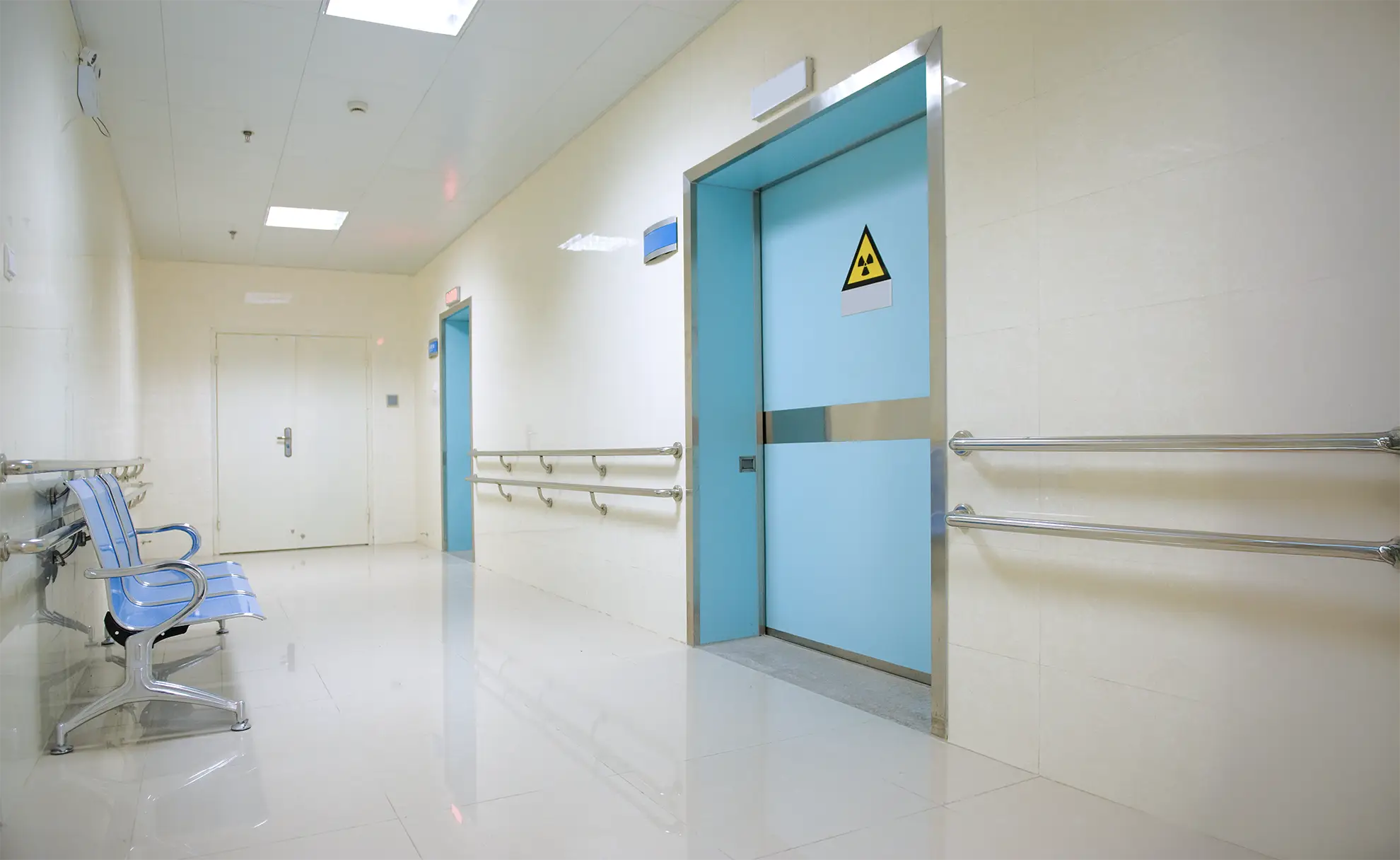 Eine Strahlenschutztüre in einem Krankenhaus.