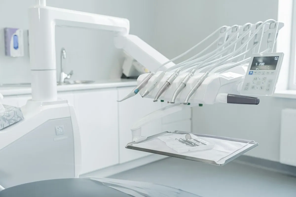 Nowoczesny unit stomatologiczny w jasnym gabinecie