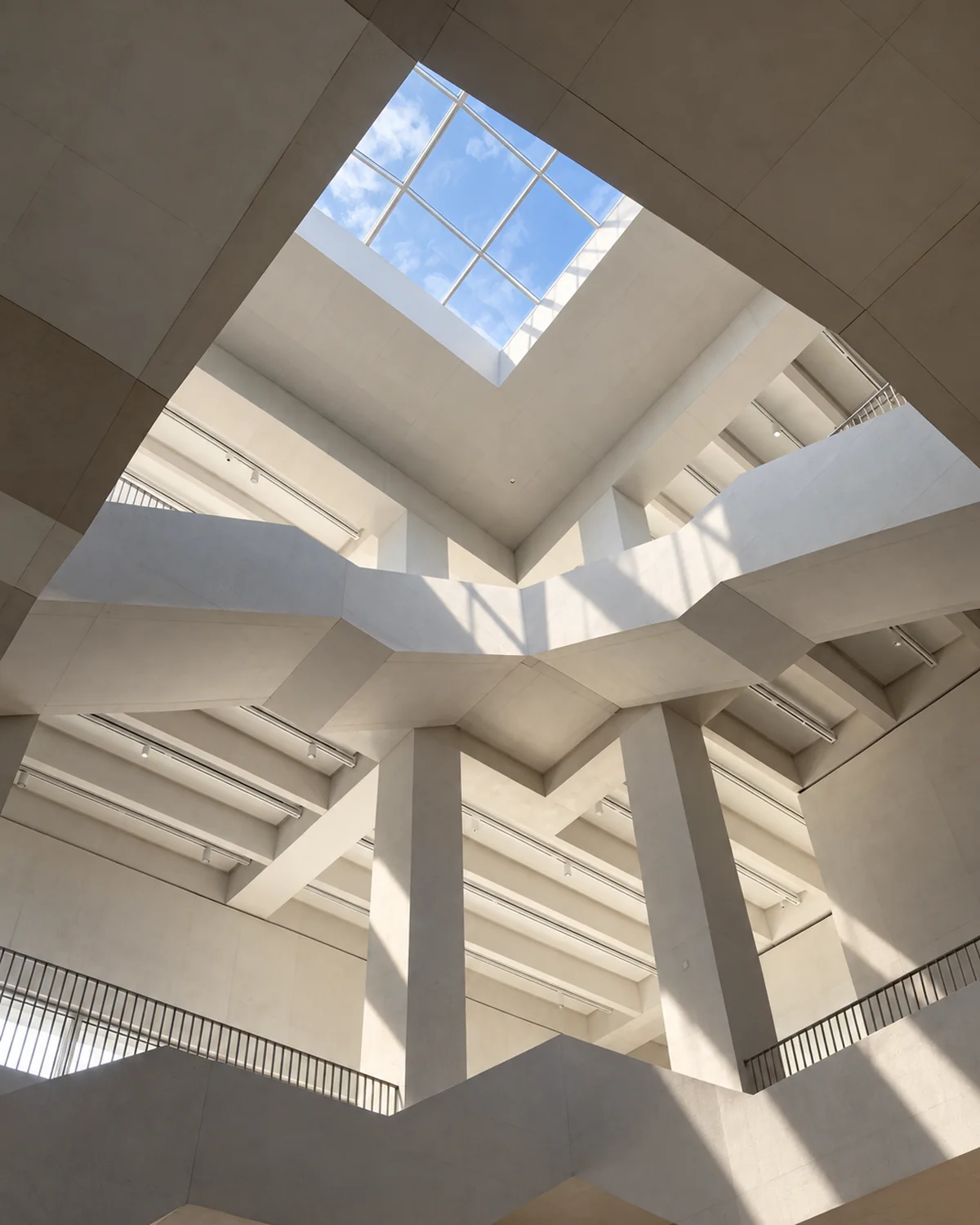Fotografia architektury wnętrza ze świetlikiem