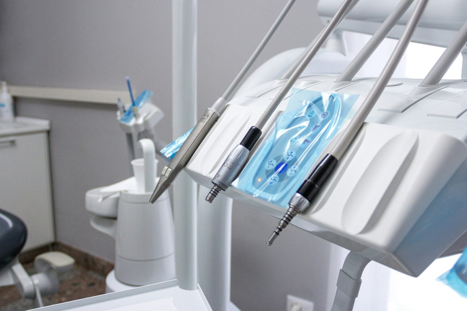 Unit stomatologiczny w nowoczesnym gabinecie dentystycznym