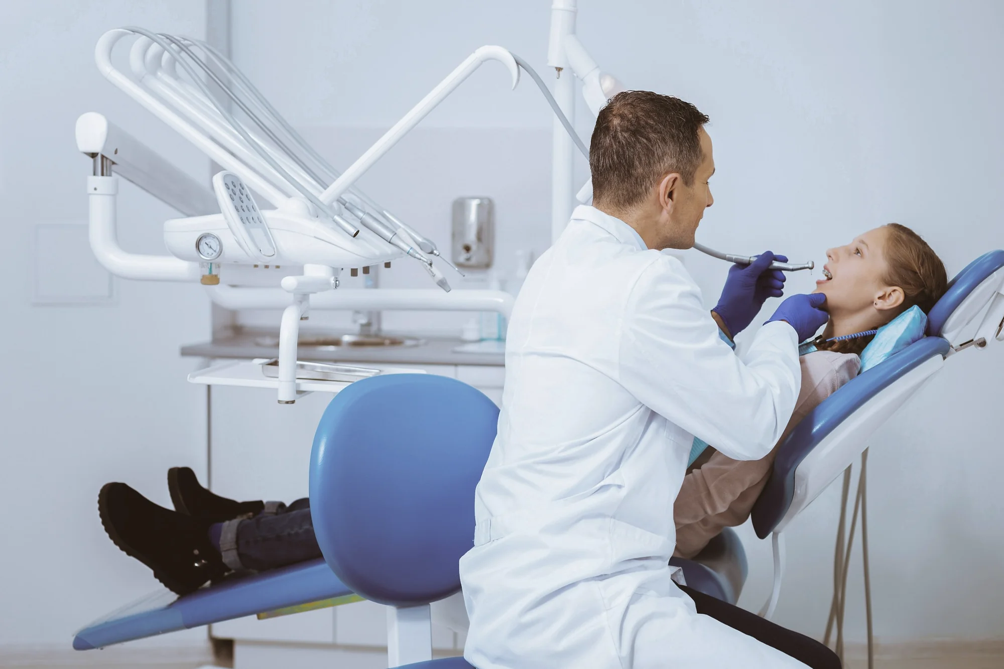 Reklama gabinetu stomatologicznego: lekarz dentysta leczy pacjentkę w gabinecie