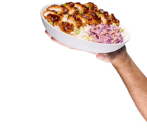 Main tenant un bol blanc contenant du poulet barbecue, du riz et une salade de chou violet et blanc.
