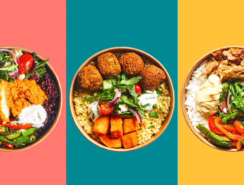 Trois bols de repas colorés contenant des falafels, légumes, riz, salade et sauces sur des fonds colorés rose, vert et jaune.
