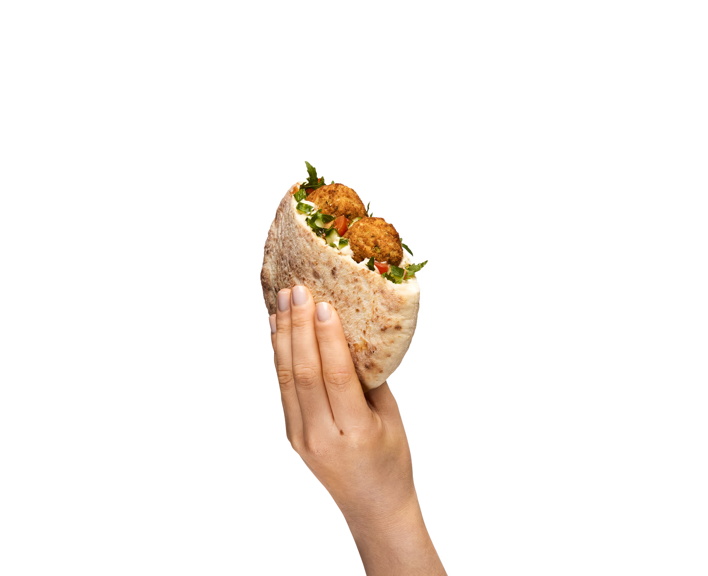 Main tenant un pita garni de falafels, de légumes frais et de sauce.