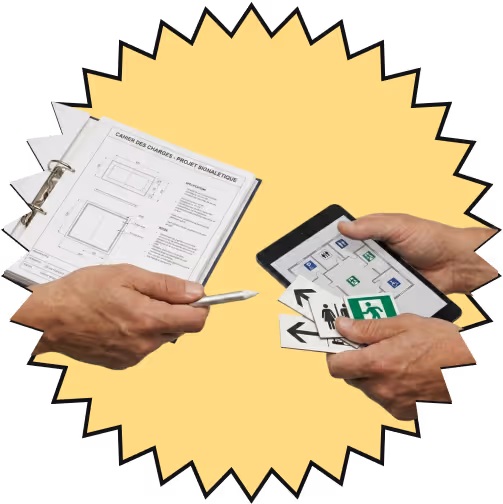 Deux mains montrant un cahier technique et un smartphone avec des icônes de signalétique.