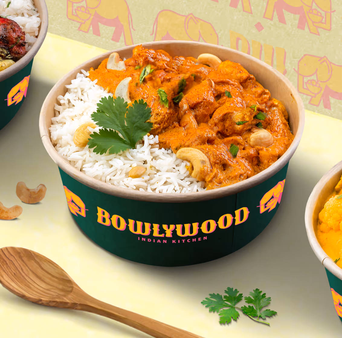 Bol de riz blanc accompagné d'un curry indien à la sauce orange garnie de noix de cajou et de coriandre fraîche.