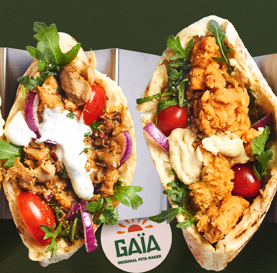 Deux pita garnis de salade verte, tomates cerises, oignons rouges, une sauce blanche et une garniture de viande grillée à gauche et de poulet frit à droite.