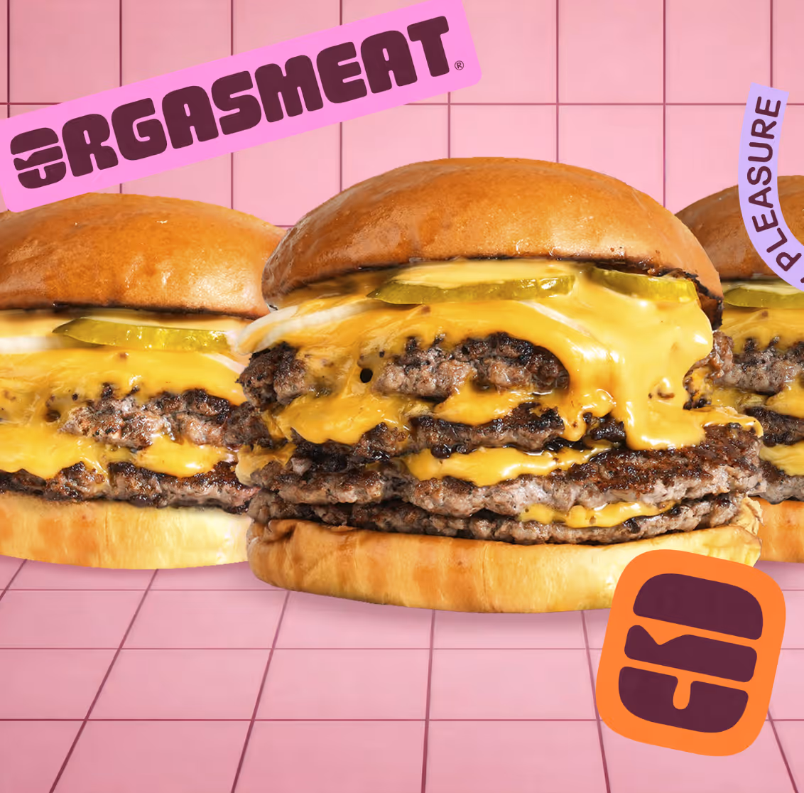Trois hamburgers doubles avec fromage fondu et cornichons sur un fond de carrelage rose.
