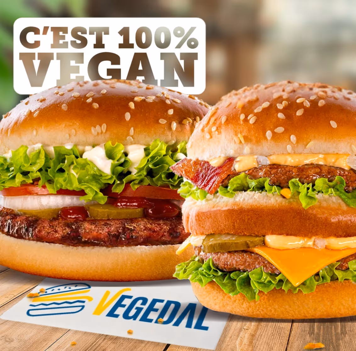 Deux burgers végétaliens avec laitue, tomate, cornichons et sauces sur pain à graines de sésame, avec texte 100% vegan.