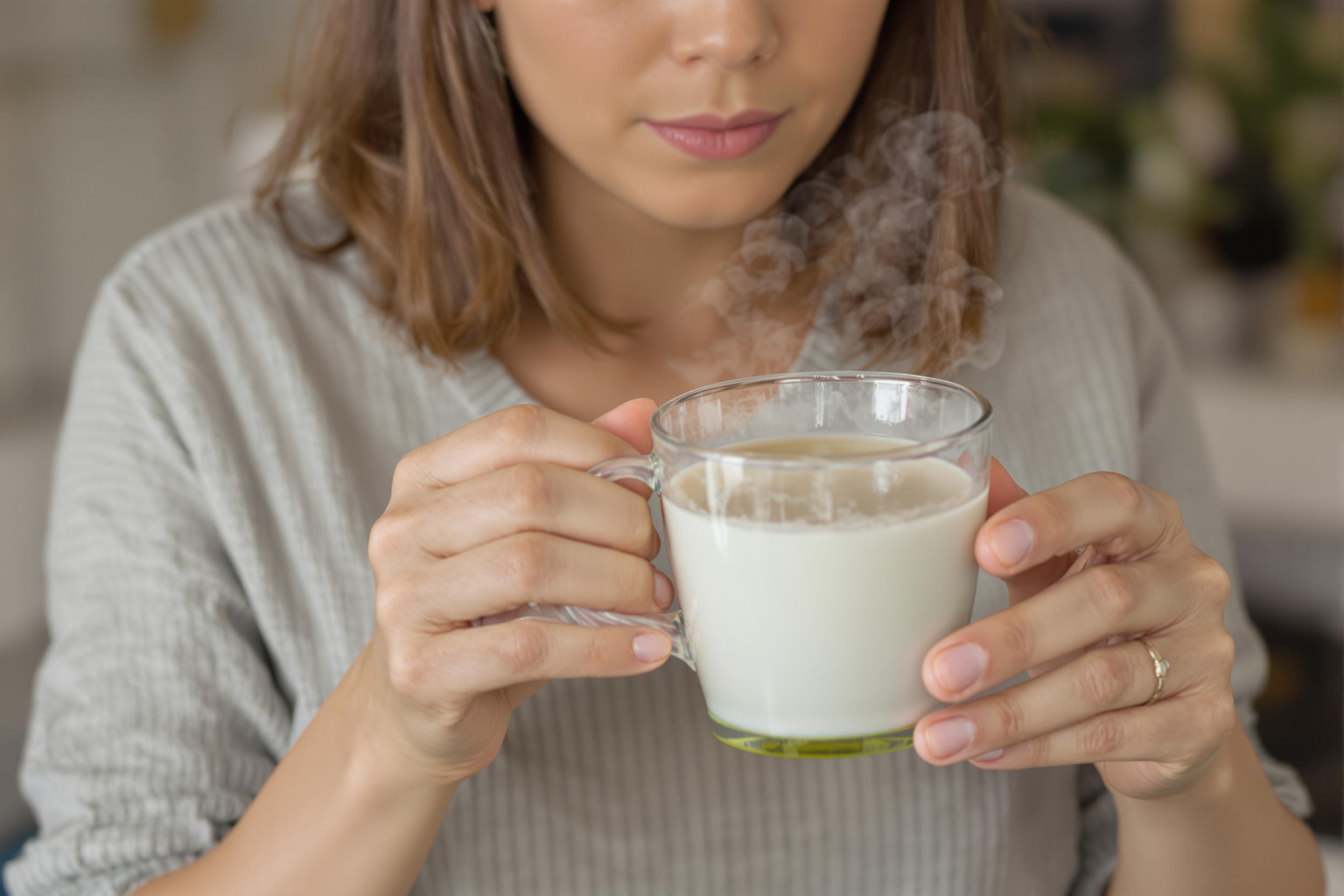 Femme buvant une infusion santé