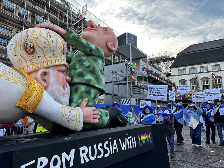 Februar 2024, Düsseldorf, Karnevalsumzug - Kolonne der Freien Russen - „Karnawalny Team“			 Foto: Freies Russland NRW e.V.