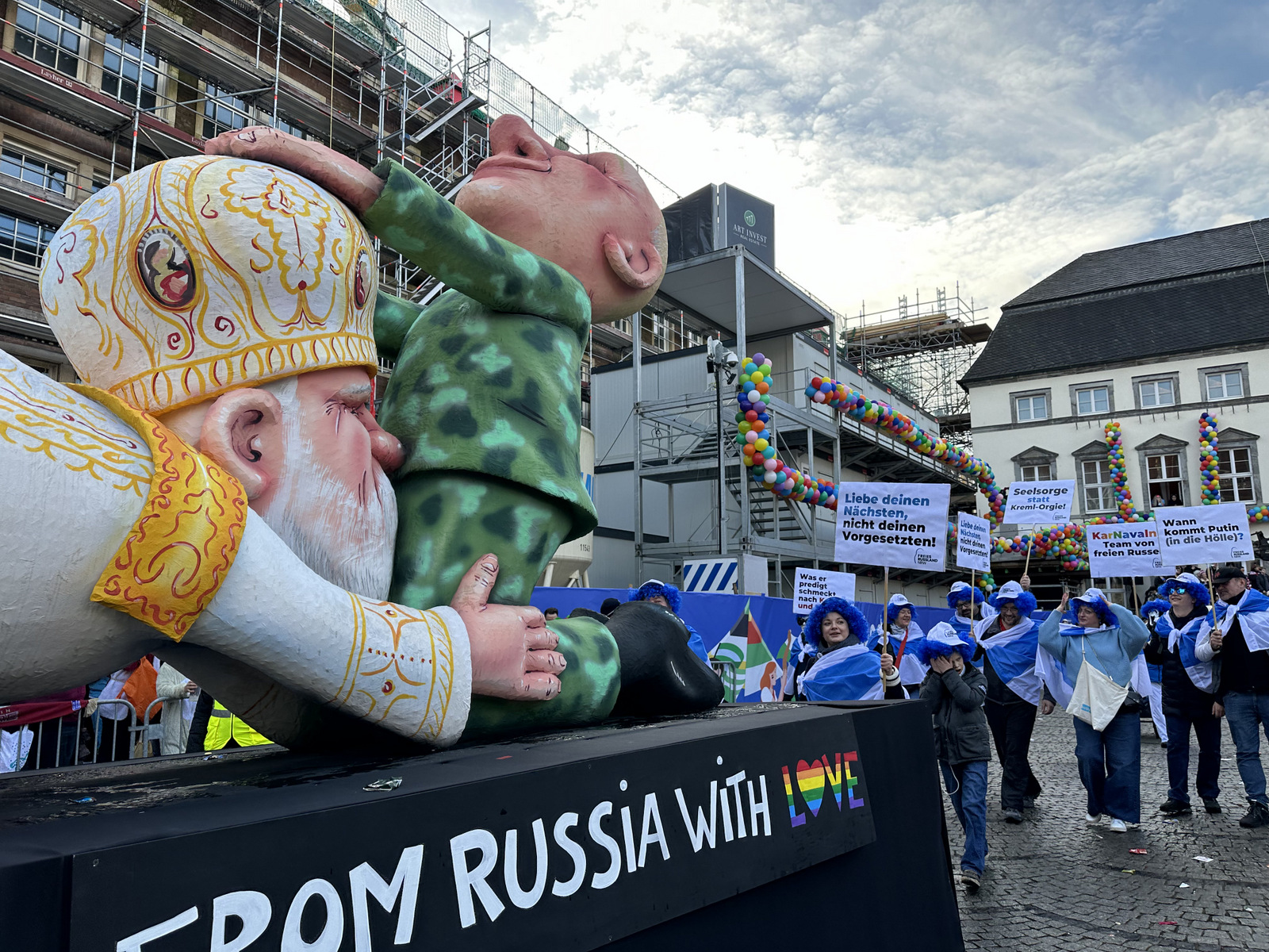 12 февраля 2024 г. Дюссельдорф. карнавальное шествие - колонна свободных россиян - “Karnawalny Team”    Фото: Freies Russland  NRW e.V.