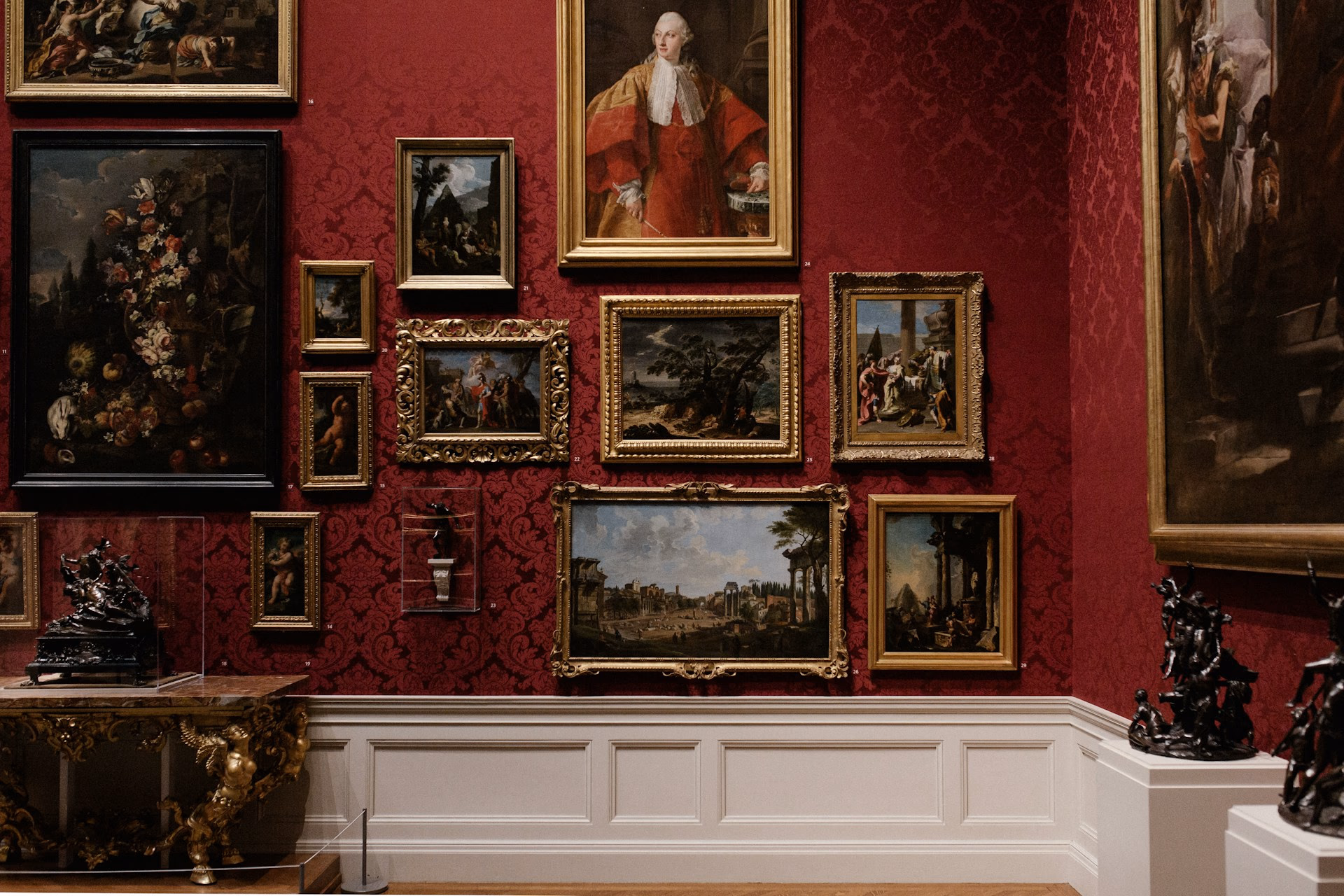 Les œuvres d'art peuvent également faire l'objet d'un nantissement. mur rouge avec des tableaux