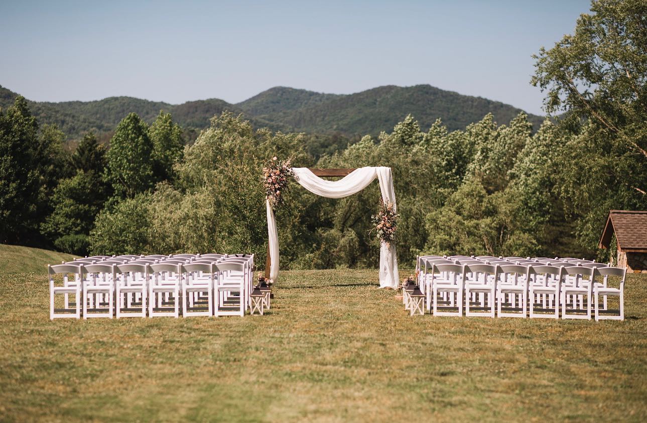 A smokey mountain wedding venue in Townsend TN.