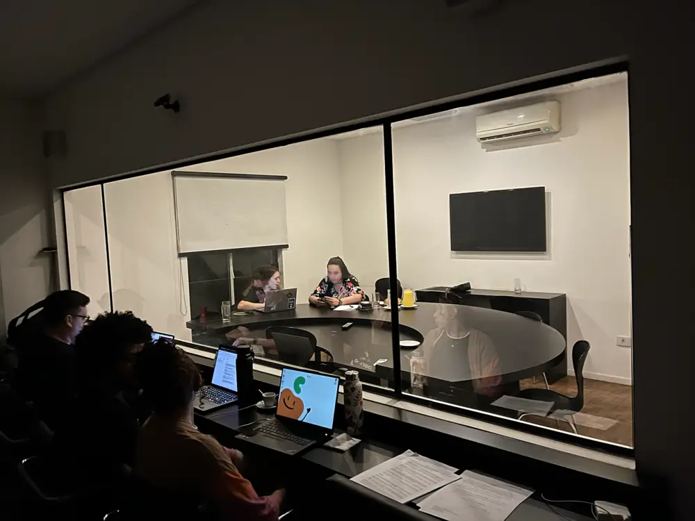 Pessoas olhando através de um espelho um teste de usabilidade.