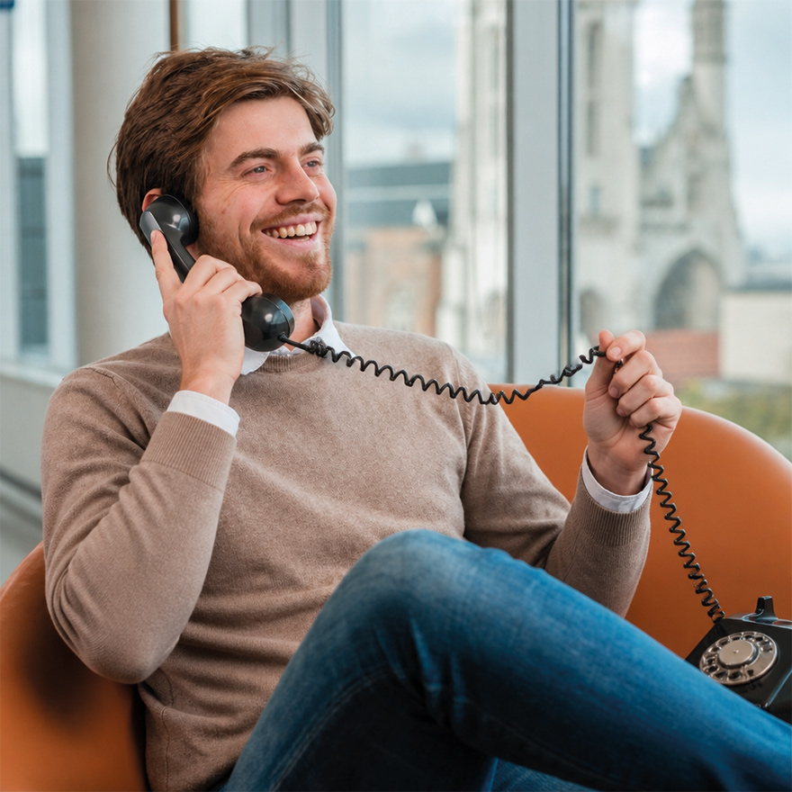 Jones aan de telefoon met een klant