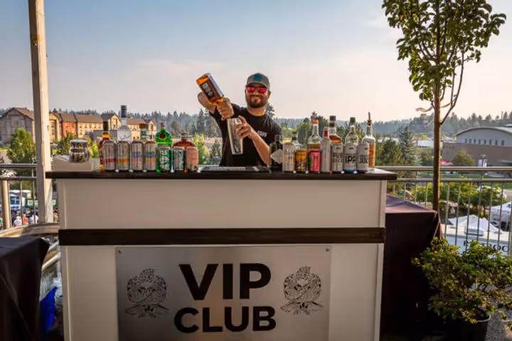 Picture of VIP bartender pouring a drink in the Deschutes Deck