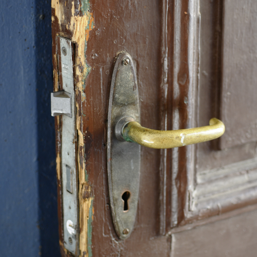A broken and chirping smoke alarm