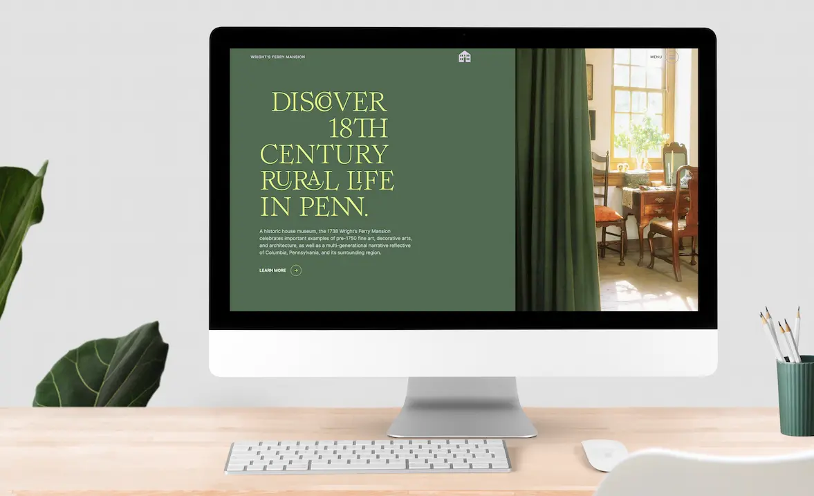 Mockup d'un site internet en ligne ligne affiché sur un ordinateur
