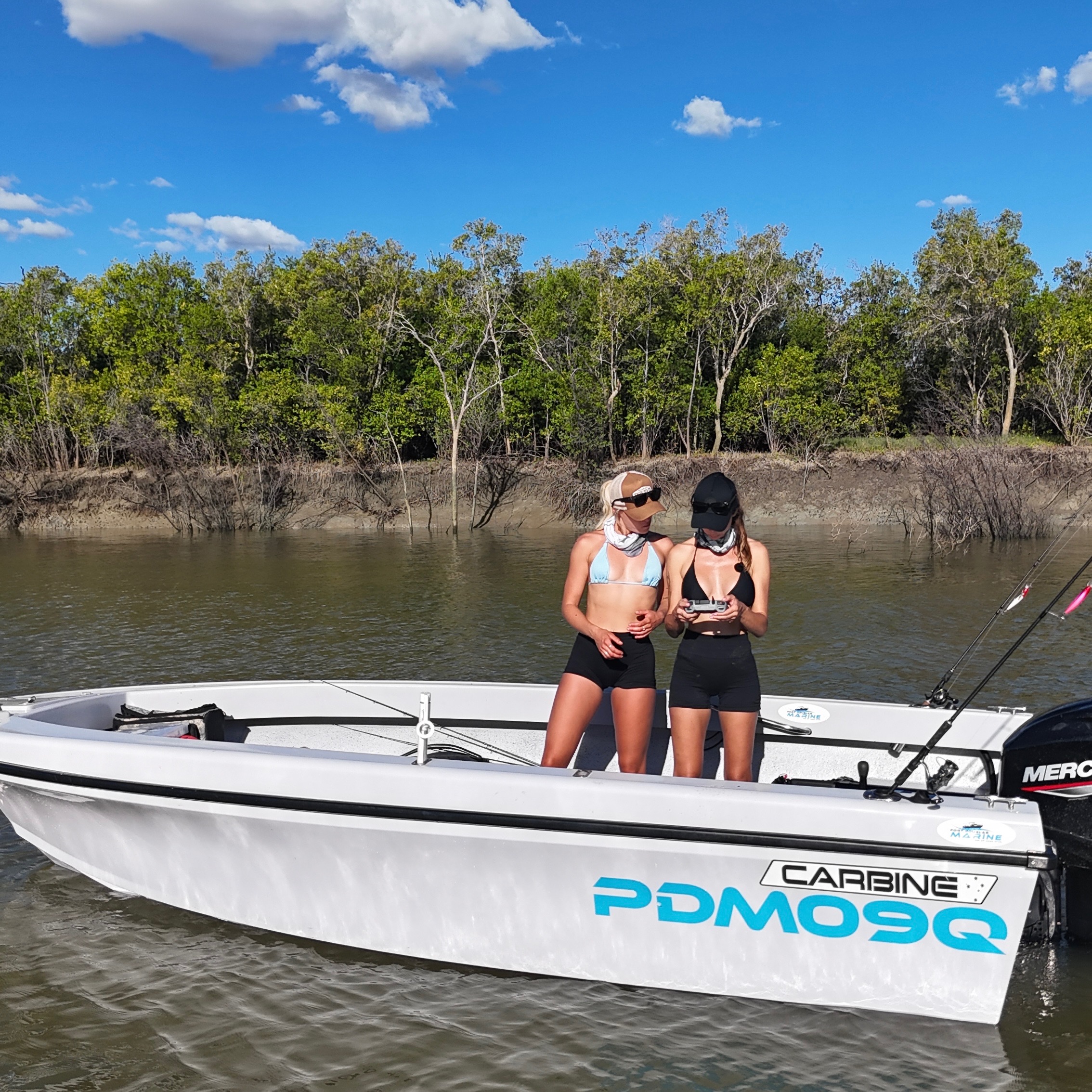 Carbine Cape Yorker 465 Tiller on the water