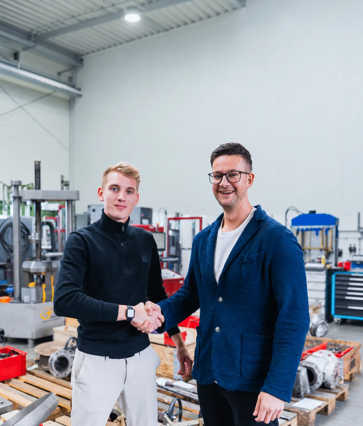 Handschlag mit einem Kunden in seiner Werkstatt