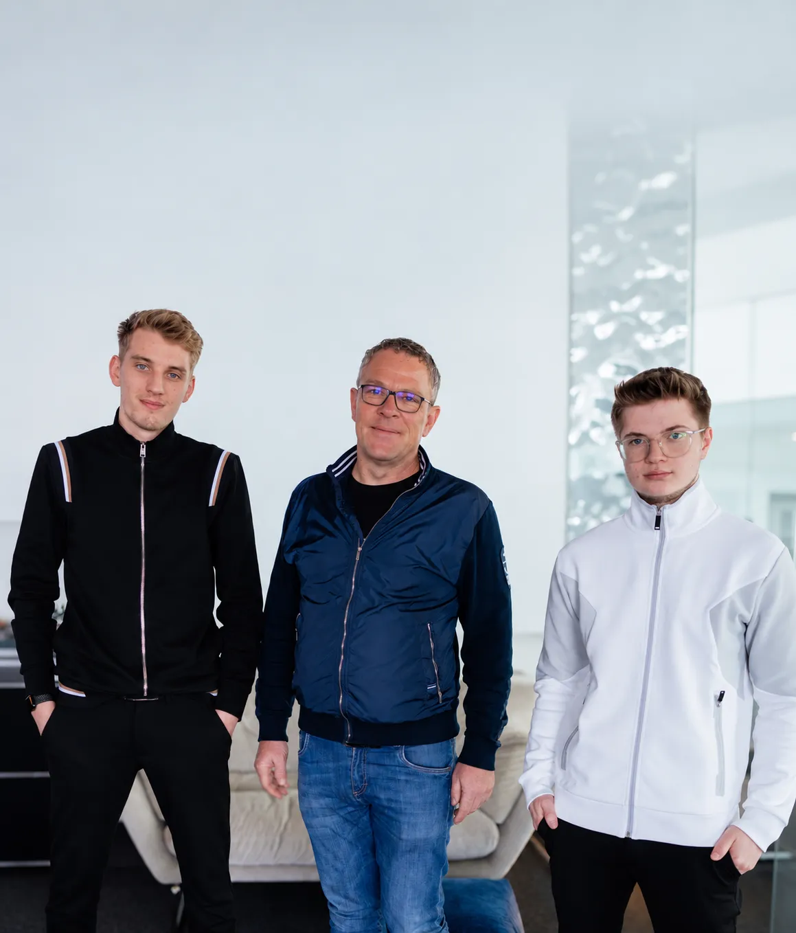 Gemeinsames Kundenfoto im Büro