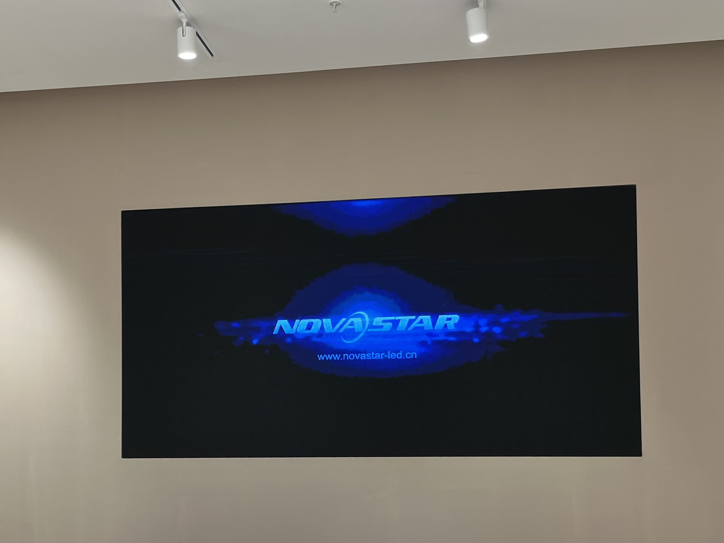 Fine-pitch LED video wall detail