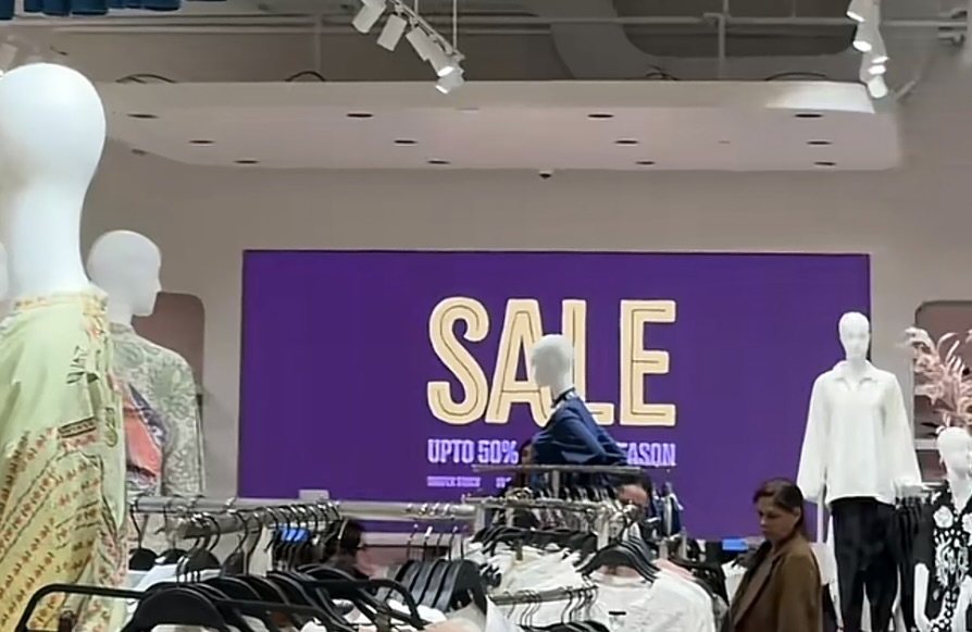 Integrated digital content displayed in an ETHNC retail store