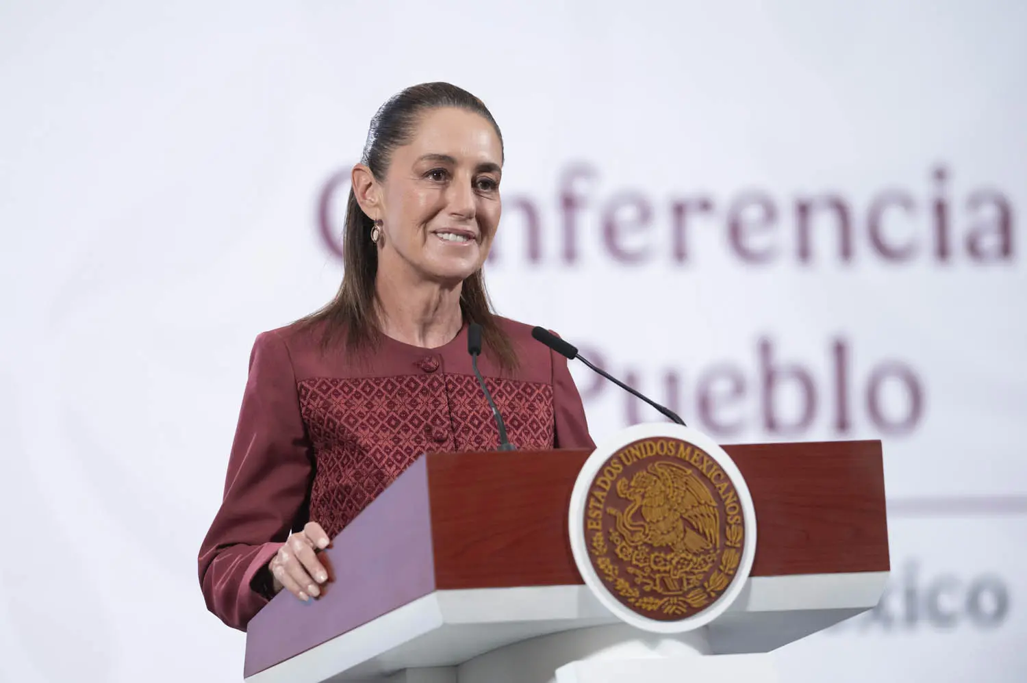 Aprobación de Claudia Sheinbaum se ajusta al 57.2% en Noviembre 2025: Encuesta de SRC muestra tendencia a la baja