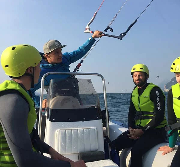 Avid Kiteboarding au lac de Garde en Italie
