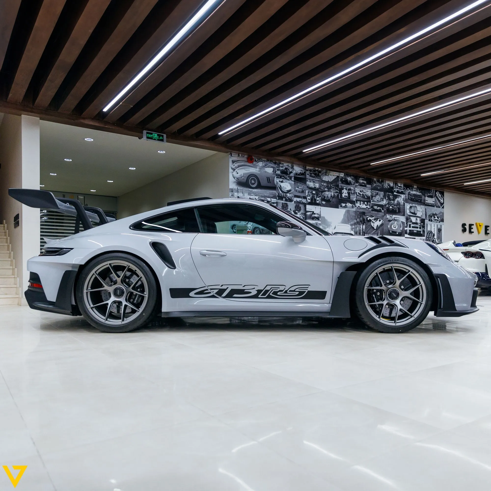 Seven Car Lounge
