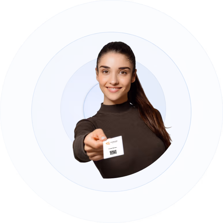 Eine Frau hält einen Event-Badge und streckt ihn heraus.