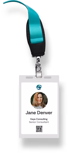 Namensschild mit türkisfarbenem Lanyard: Foto, Oniva-Logo, Name „Jane Denver", Firma „Kaya Consulting", Funktion „Senior Consultant" und QR-Code.