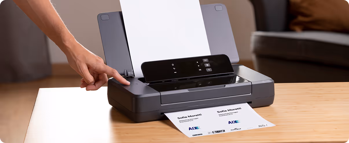 Photo d'une imprimante d'où sort un badge adhésif Oniva.
