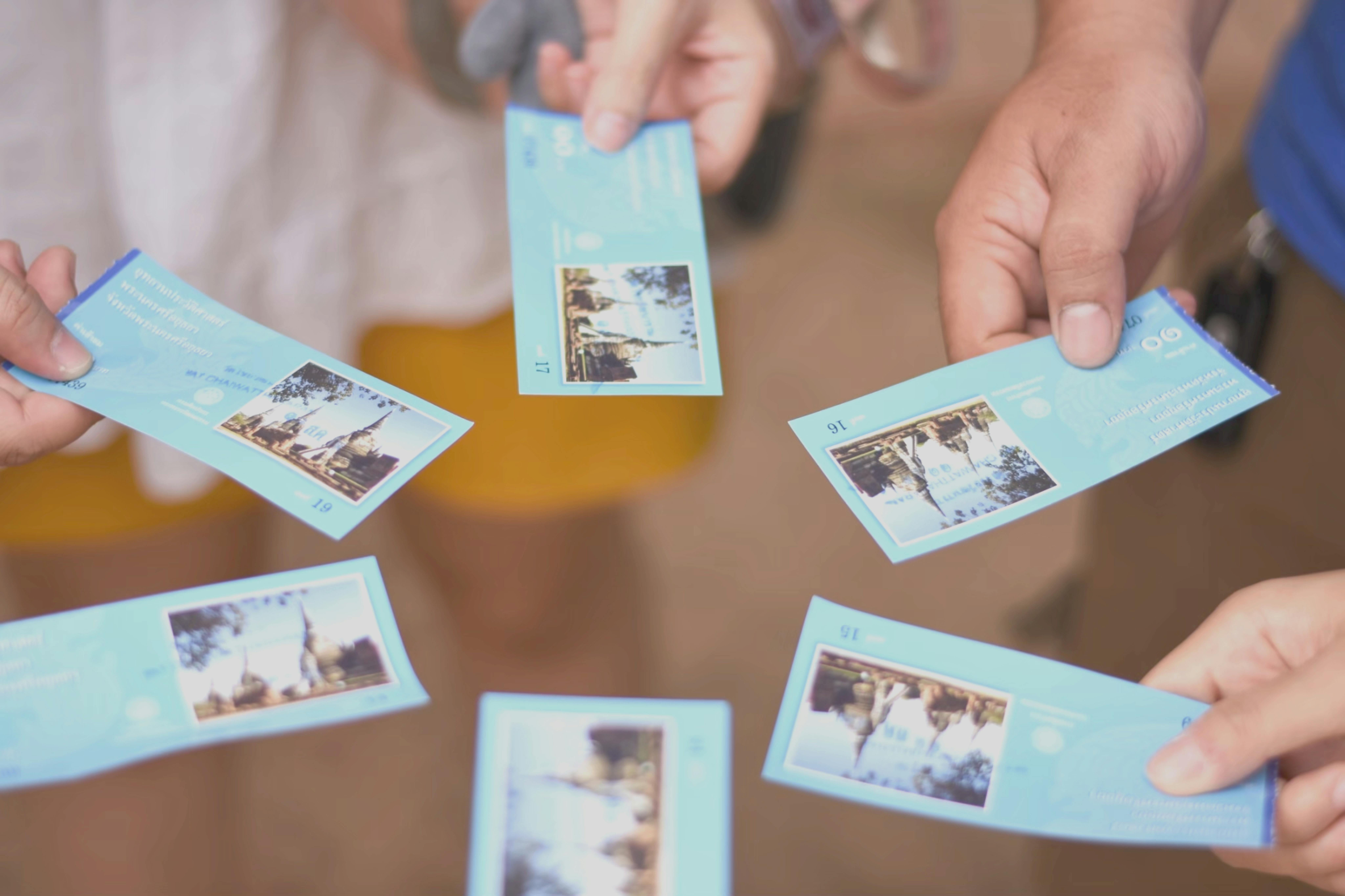 Menschen zeigen ihre Event-Tickets