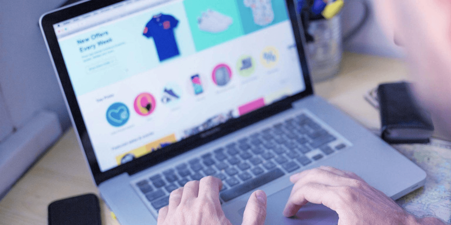 Person shopping on a laptop -  How To Test Products Dropshipping