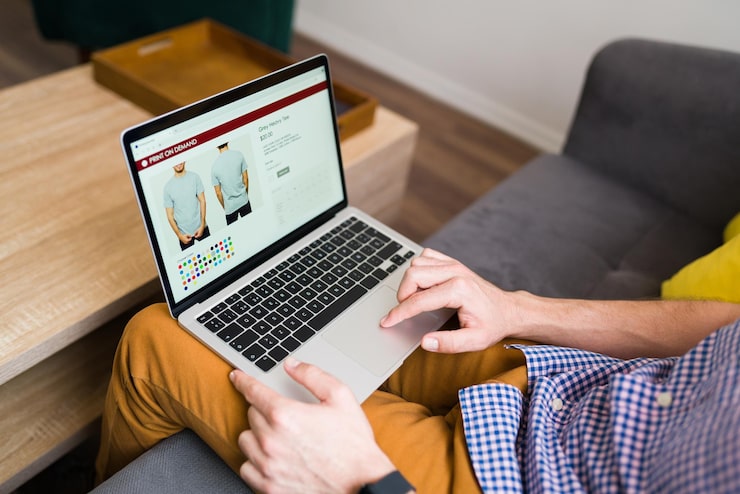Man browsing ecommerce site Images - Squarespace Alternative