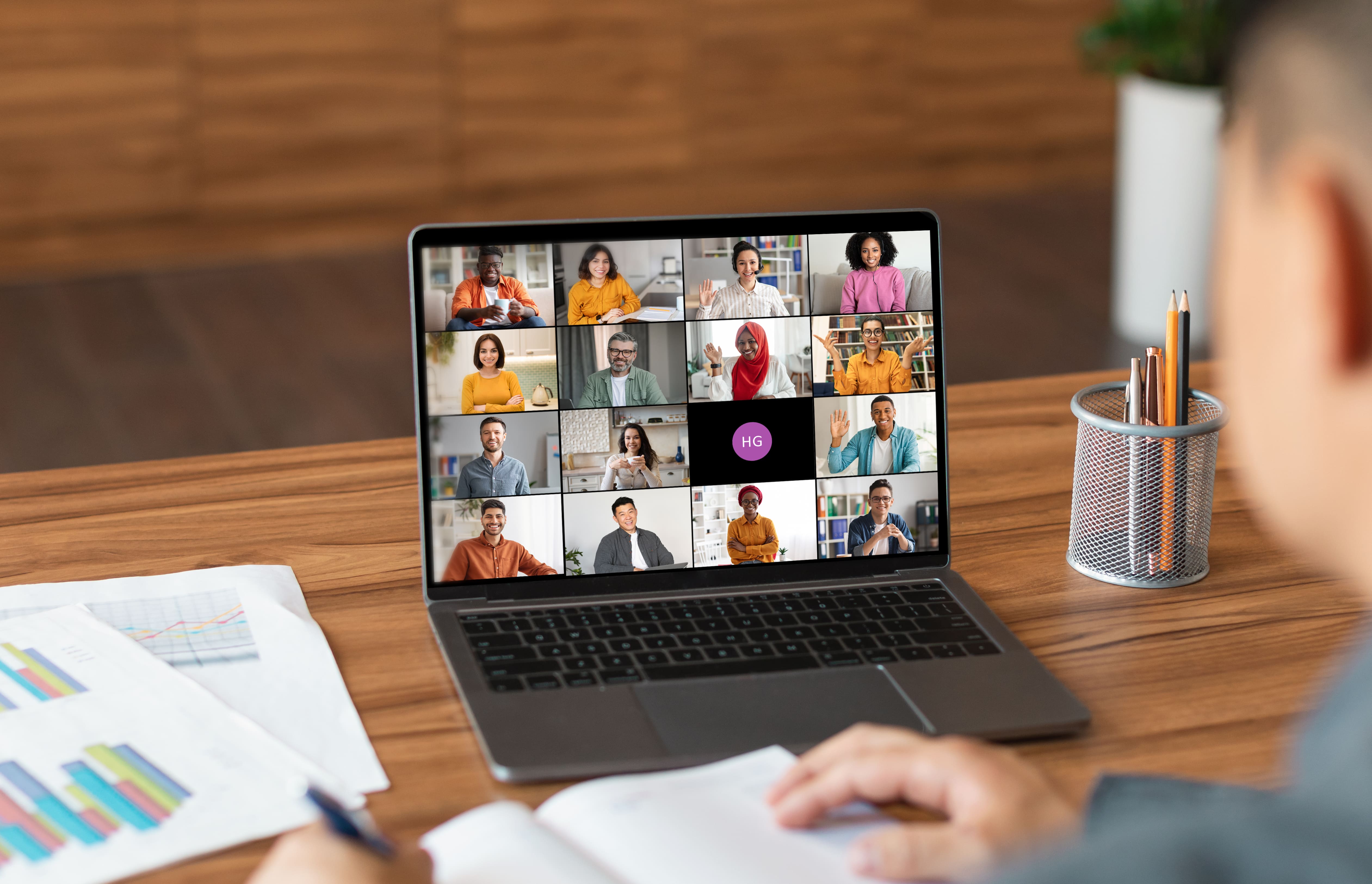 Mann nimmt mit Laptop an Online-Meeting teil