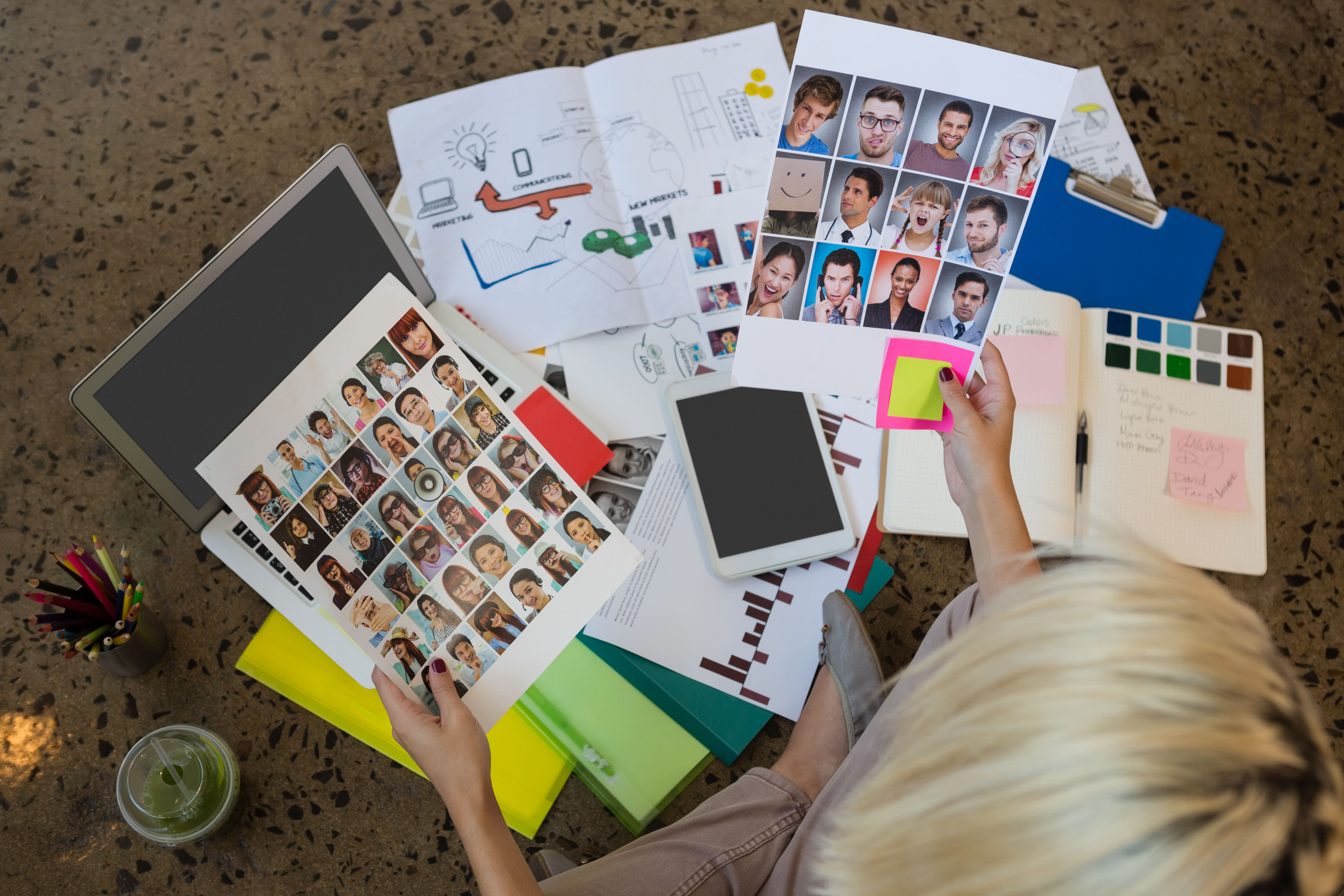 Frau sitzt vor Bildern vieler Menschen und Analytic-Tools