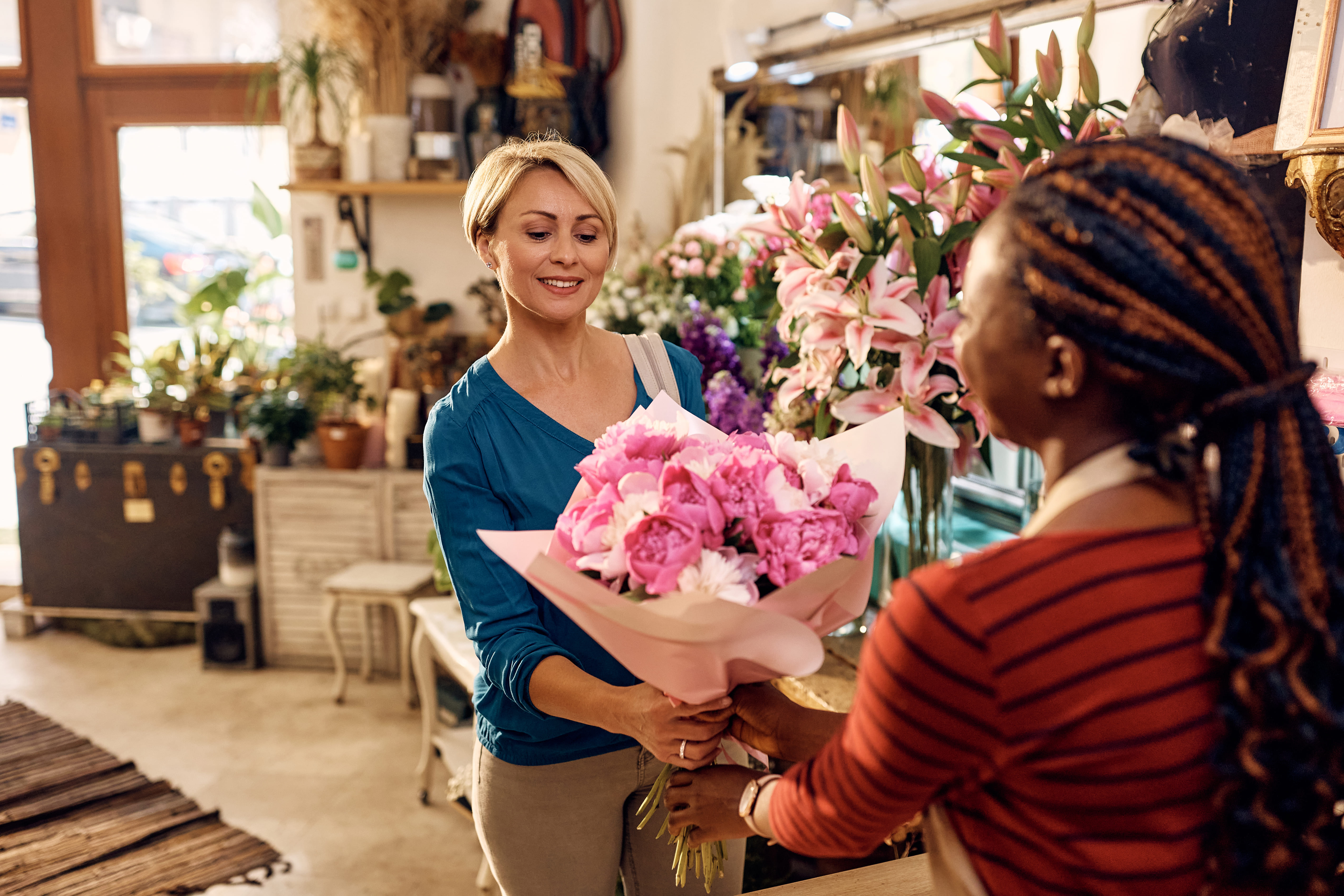 Frau bedankt sich mit Blumen