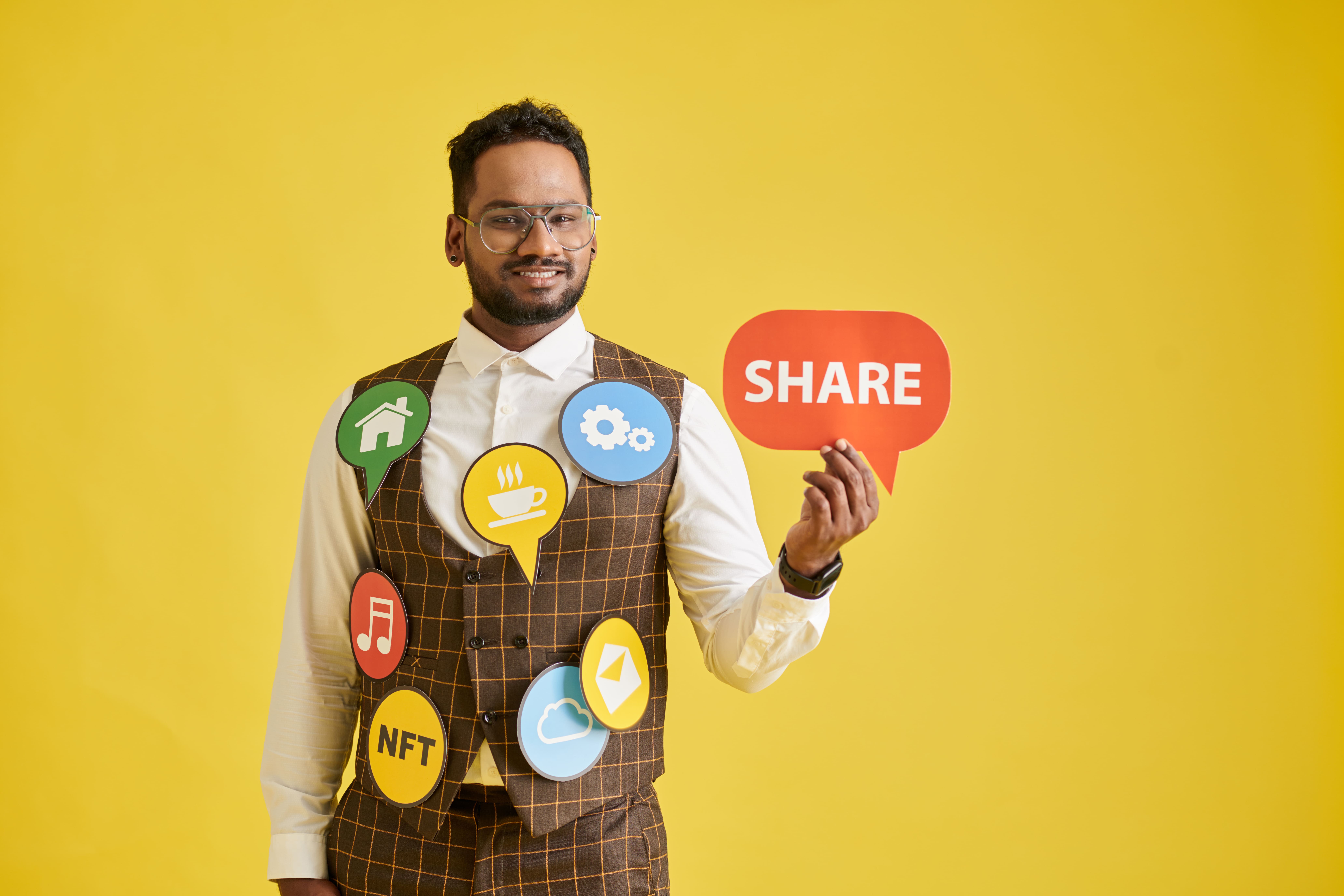 Businessman zeigt Share-Buttons
