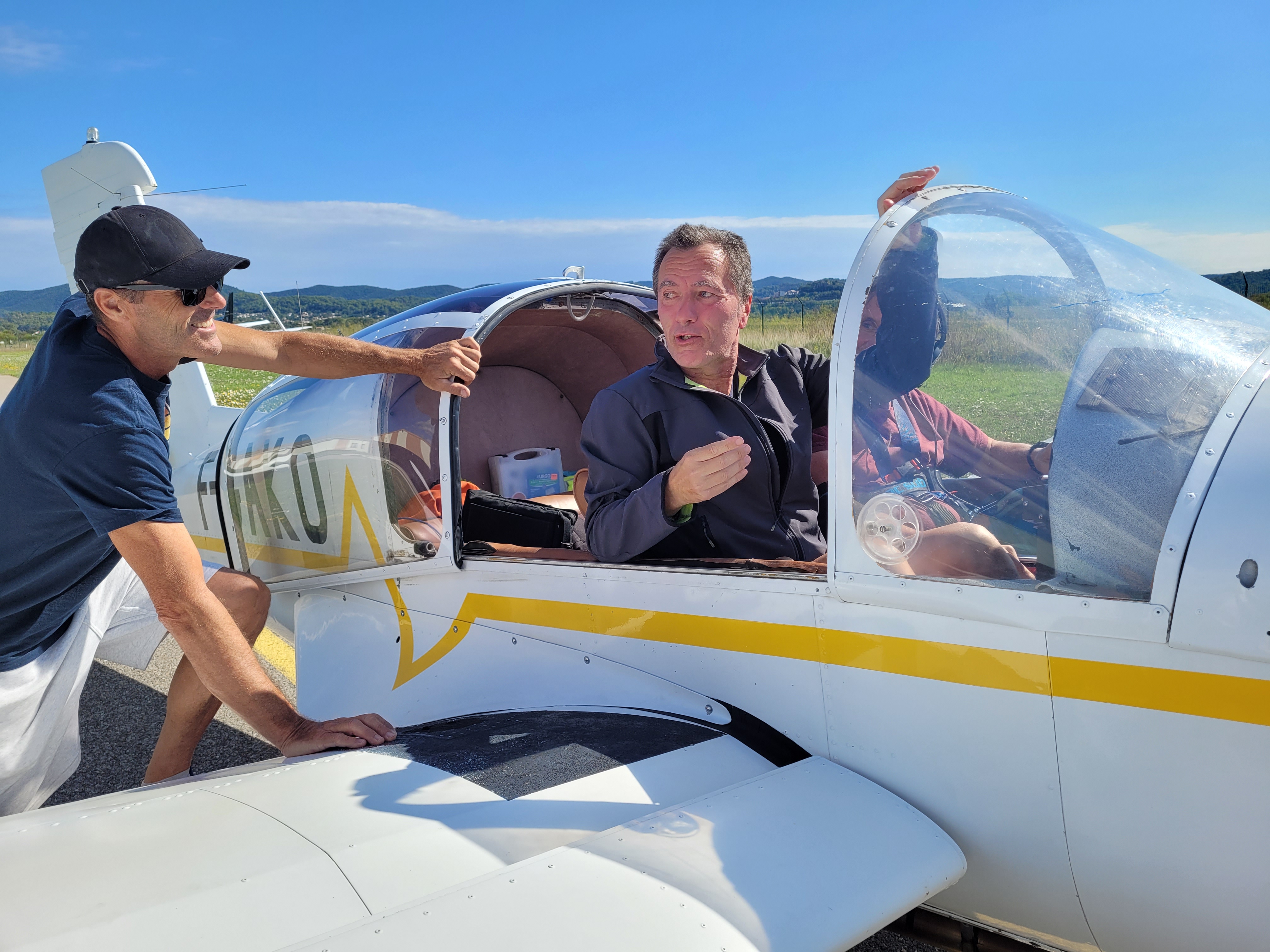 Encore une belle séance de vol, cette fois au profit de patients du service kermes 2 de l'hopital Renée Sabran. Et encore merci au pilote Eric Dabas pour sa disponibilité.