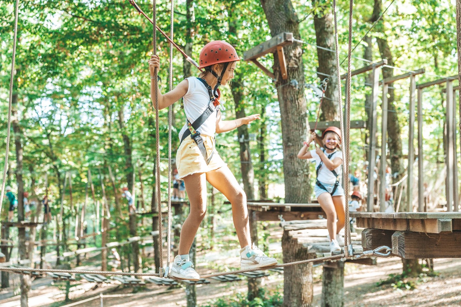 Enfant sur un parcours accrobranche à Adventure Valley Durbuy