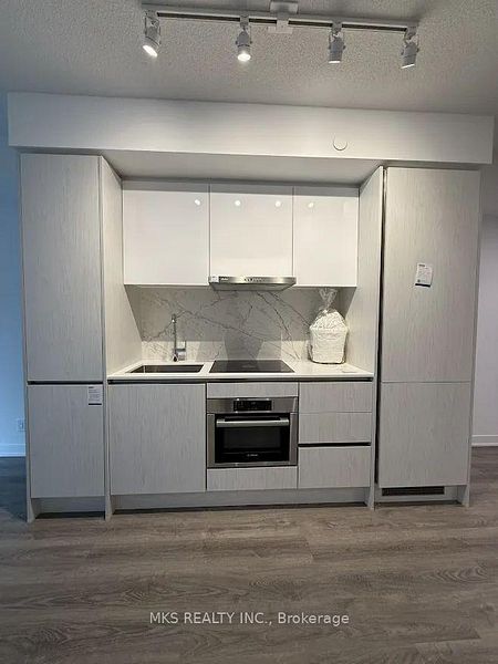 180 Front St E 818, Toronto