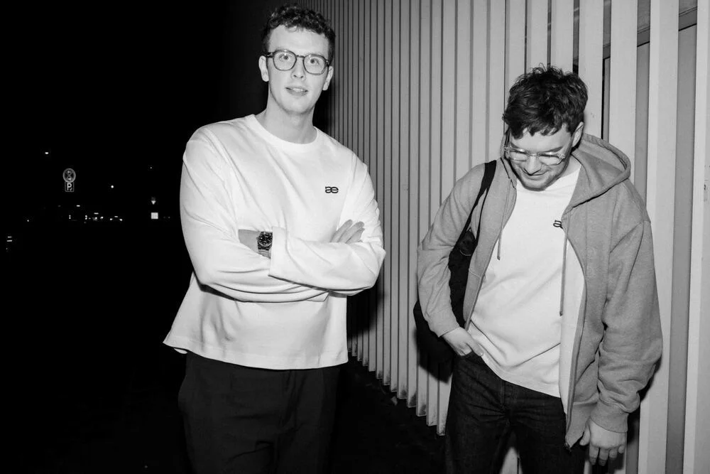 Tobi and Kim from laetters in front of a modern building