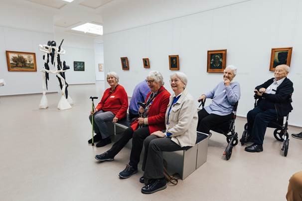 Ouderen in een museum