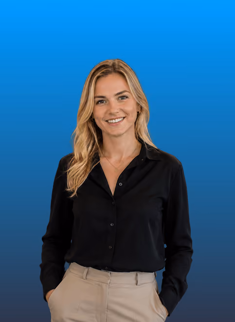 Lächelnde Frau in schwarzer Bluse, blonde Haare, blauer Hintergrund.