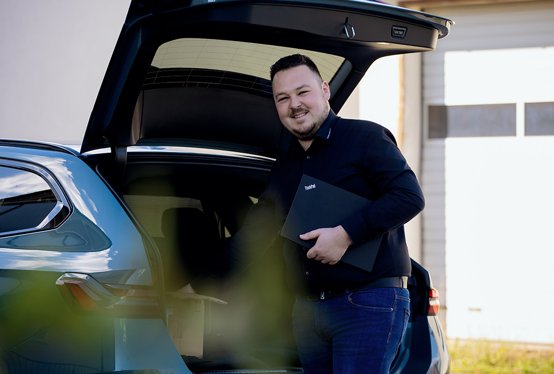 Mitarbeiter der hoecherl.IT steigt aus seinem Fahrzeug in Bad Kötzting