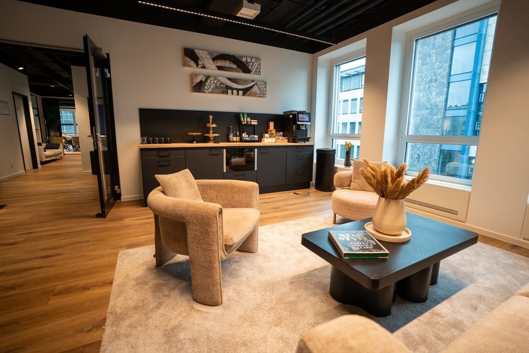 Lounge mit Küche im Büro von Bosbach Consulting